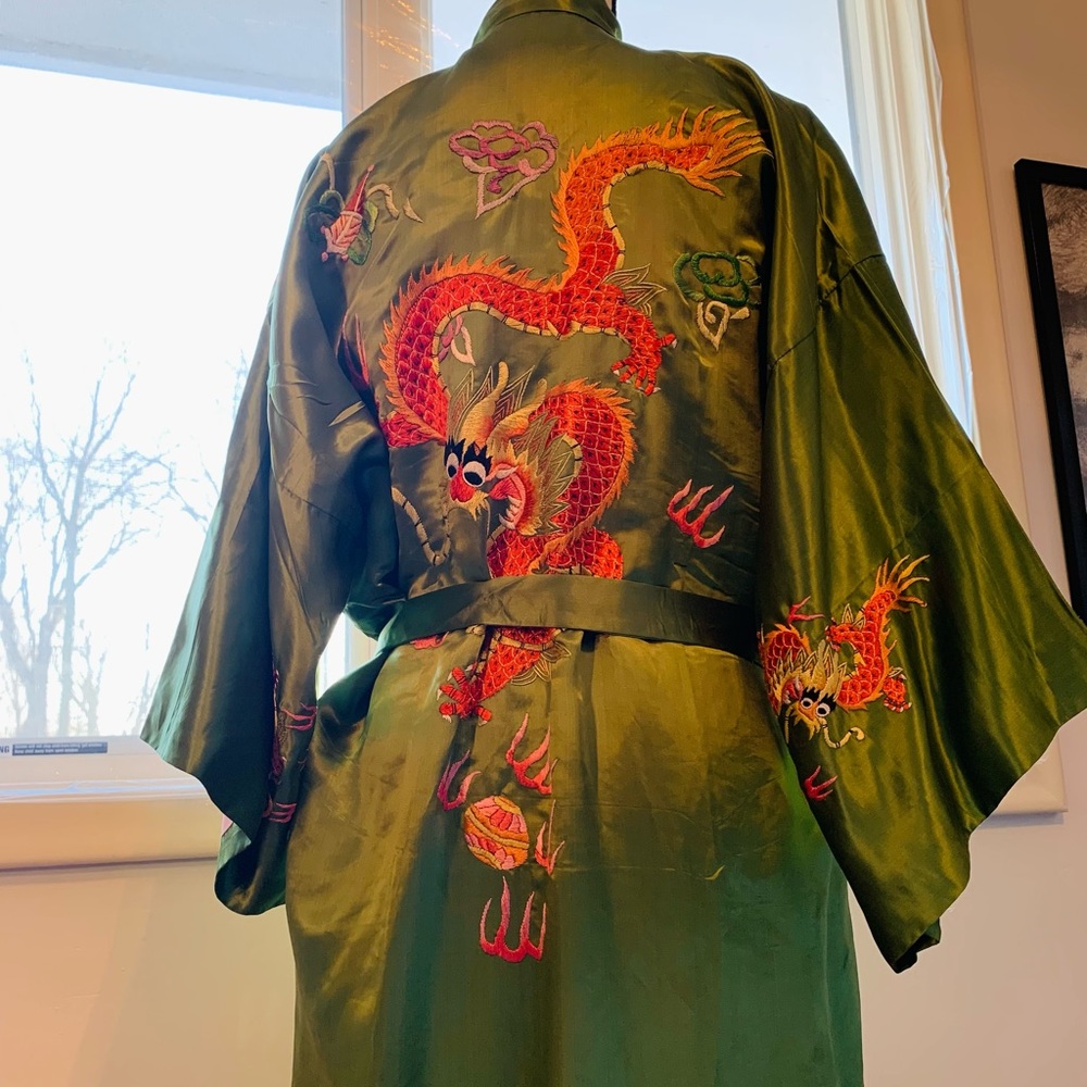 VINTAGE SILK ROBE WITH HAND EMBROIDERED DRAGON DETAILS. Size large